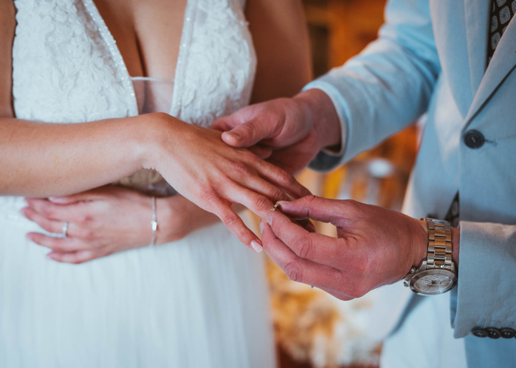 Ring anstecken Brautpaar Hochzeit